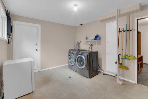 1801 Cayuga Drive Nw, Calgary, AB - Indoor Photo Showing Laundry Room