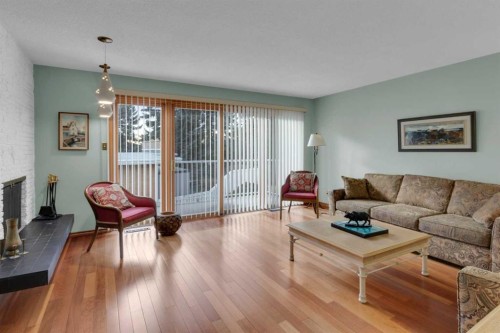 1801 Cayuga Drive Nw, Calgary, AB - Indoor Photo Showing Living Room