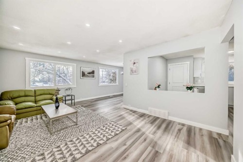 3429 33A Avenue Se, Calgary, AB - Indoor Photo Showing Living Room