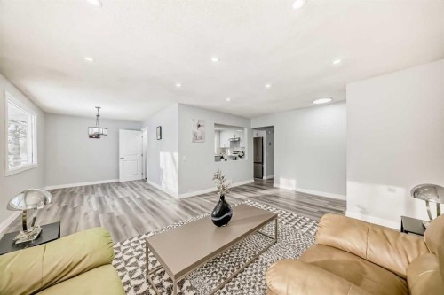 3429 33A Avenue Se, Calgary, AB - Indoor Photo Showing Other Room