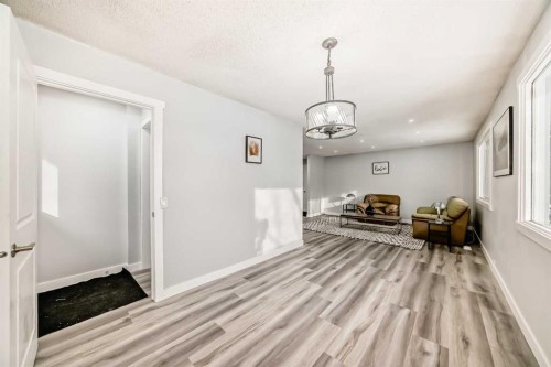 3429 33A Avenue Se, Calgary, AB - Indoor Photo Showing Other Room