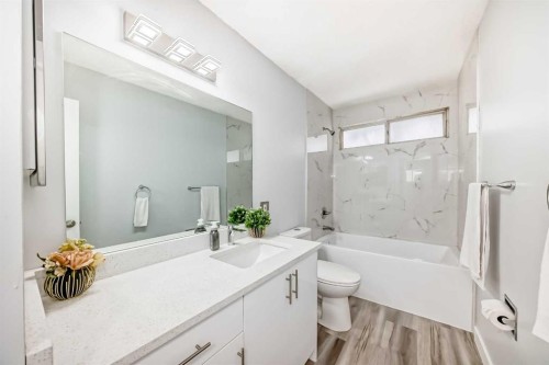 3429 33A Avenue Se, Calgary, AB - Indoor Photo Showing Bathroom
