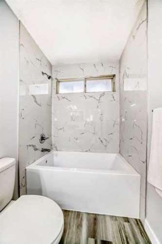 3429 33A Avenue Se, Calgary, AB - Indoor Photo Showing Bathroom