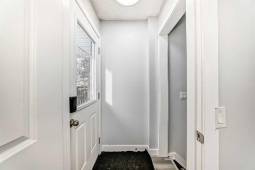 3429 33A Avenue Se, Calgary, AB - Indoor Photo Showing Other Room