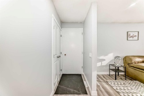 3429 33A Avenue Se, Calgary, AB - Indoor Photo Showing Other Room