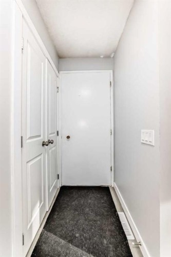 3429 33A Avenue Se, Calgary, AB - Indoor Photo Showing Other Room