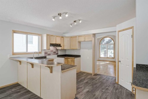 31 Panatella Drive Nw, Calgary, AB - Indoor Photo Showing Kitchen