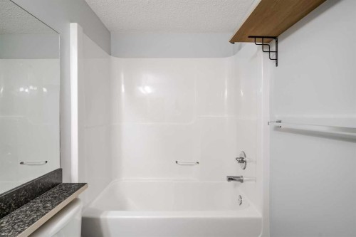 31 Panatella Drive Nw, Calgary, AB - Indoor Photo Showing Bathroom