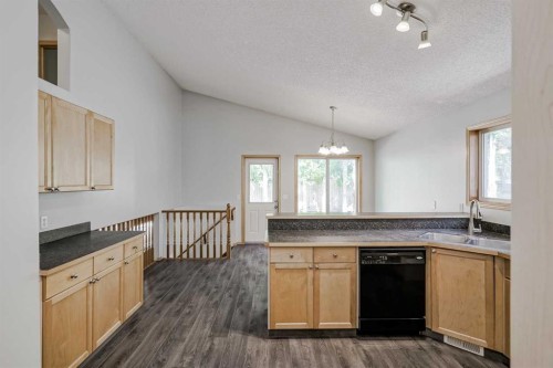 31 Panatella Drive Nw, Calgary, AB - Indoor Photo Showing Kitchen