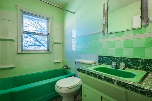 1126 8 Street Se, Calgary, AB - Indoor Photo Showing Bathroom