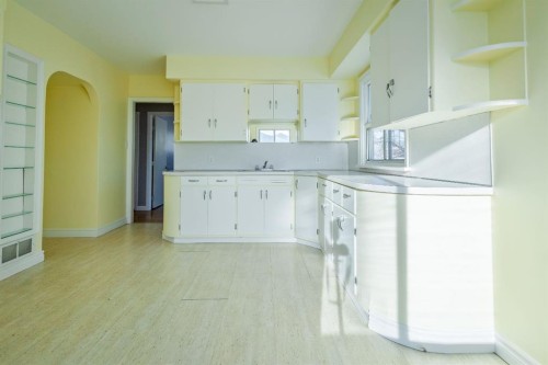 1126 8 Street Se, Calgary, AB - Indoor Photo Showing Kitchen