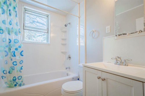 1126 8 Street Se, Calgary, AB - Indoor Photo Showing Bathroom