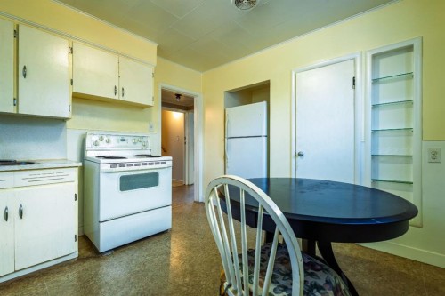 1126 8 Street Se, Calgary, AB - Indoor Photo Showing Kitchen