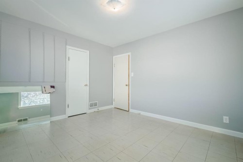 1126 8 Street Se, Calgary, AB - Indoor Photo Showing Other Room
