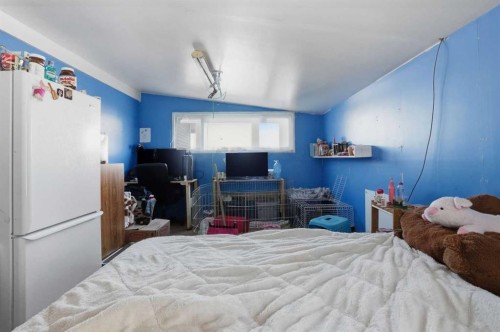 4115 580 Highway, Cremona, AB - Indoor Photo Showing Bedroom