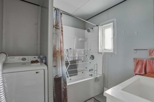 4115 580 Highway, Cremona, AB - Indoor Photo Showing Laundry Room