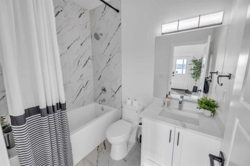 97 Baysprings Gardens Sw, Airdrie, AB - Indoor Photo Showing Bathroom