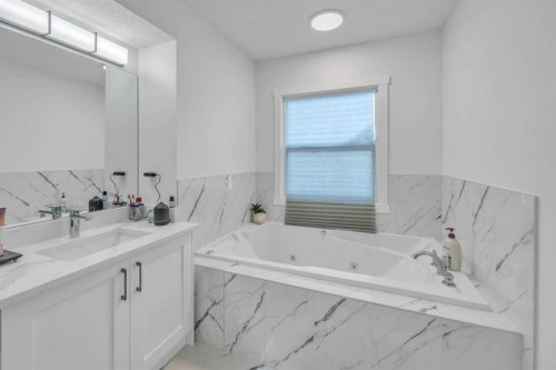 97 Baysprings Gardens Sw, Airdrie, AB - Indoor Photo Showing Bathroom