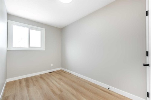 7616 27 Street Se, Calgary, AB - Indoor Photo Showing Other Room