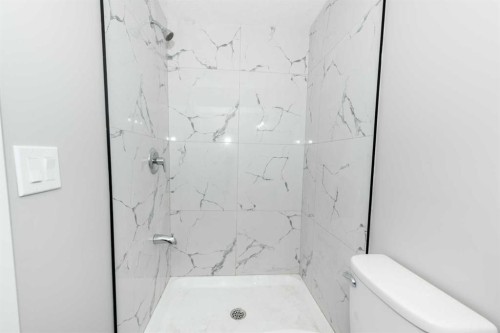 7620 27 Street Se, Calgary, AB - Indoor Photo Showing Bathroom