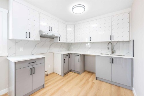 7620 27 Street Se, Calgary, AB - Indoor Photo Showing Kitchen