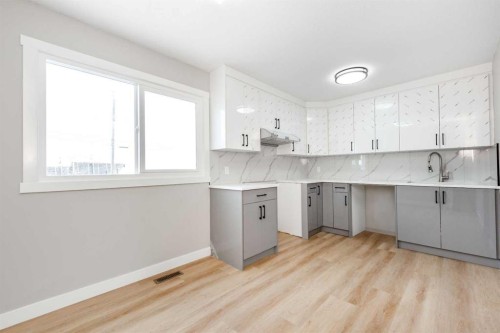 7620 27 Street Se, Calgary, AB - Indoor Photo Showing Kitchen