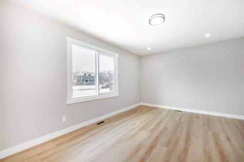 7620 27 Street Se, Calgary, AB - Indoor Photo Showing Other Room