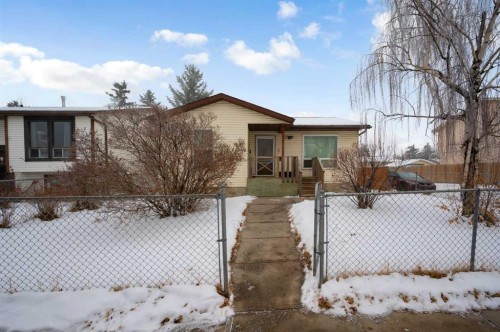 120 Castlebrook Rise Ne, Calgary, AB - Outdoor