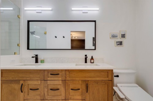 1240 Mapleglade Crescent Se, Calgary, AB - Indoor Photo Showing Bathroom