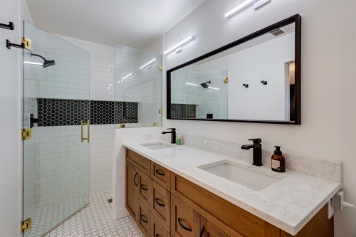 1240 Mapleglade Crescent Se, Calgary, AB - Indoor Photo Showing Bathroom