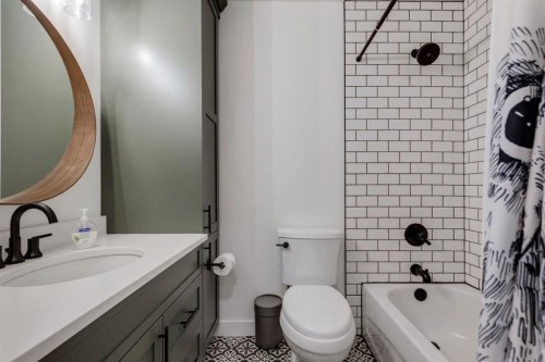 1240 Mapleglade Crescent Se, Calgary, AB - Indoor Photo Showing Bathroom