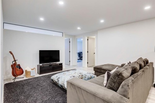 1240 Mapleglade Crescent Se, Calgary, AB - Indoor