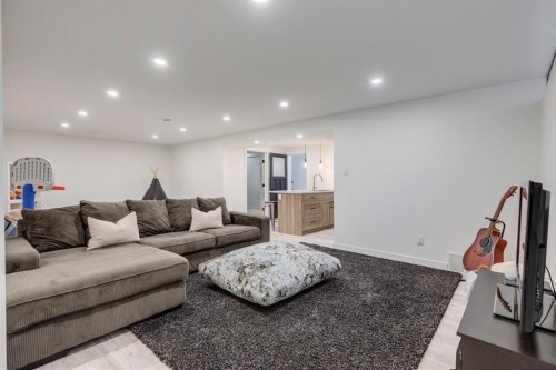 1240 Mapleglade Crescent Se, Calgary, AB - Indoor