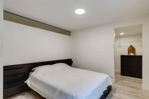 1240 Mapleglade Crescent Se, Calgary, AB - Indoor Photo Showing Bedroom