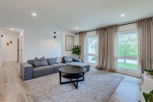 1240 Mapleglade Crescent Se, Calgary, AB - Indoor Photo Showing Living Room