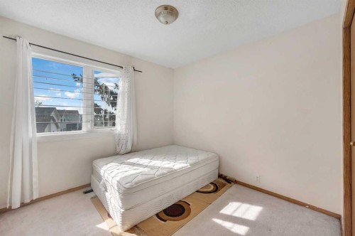 137 Martinpark Way Ne, Calgary, AB - Indoor Photo Showing Bedroom
