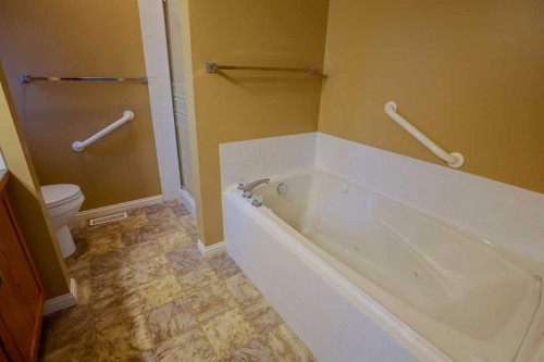 1105 Hammond Avenue, Crossfield, AB - Indoor Photo Showing Bathroom