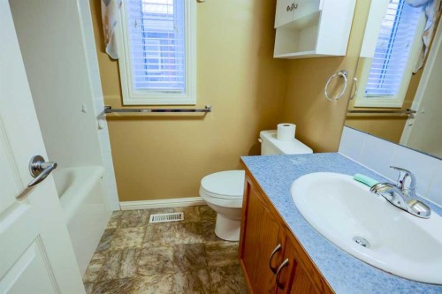1105 Hammond Avenue, Crossfield, AB - Indoor Photo Showing Bathroom
