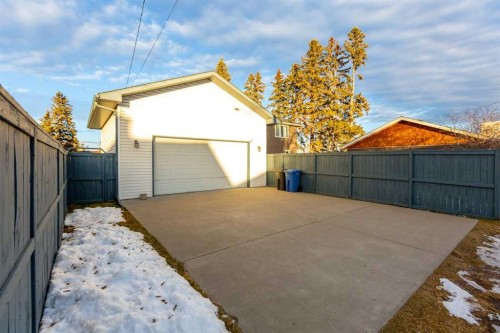 1105 Hammond Avenue, Crossfield, AB - Outdoor