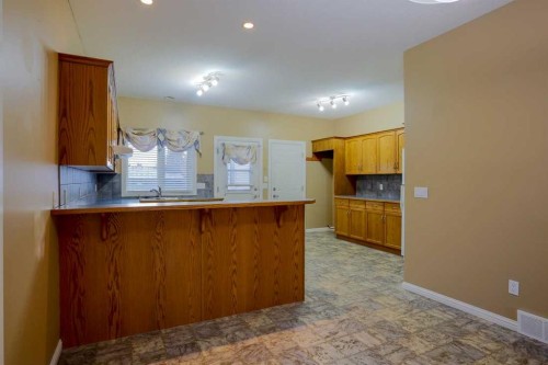 1105 Hammond Avenue, Crossfield, AB - Indoor Photo Showing Kitchen