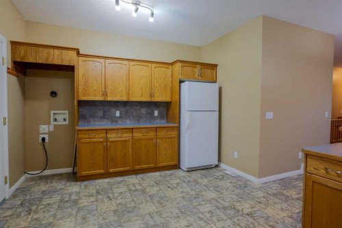 1105 Hammond Avenue, Crossfield, AB - Indoor Photo Showing Kitchen