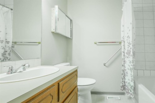 4351 38 Street Ne, Calgary, AB - Indoor Photo Showing Bathroom