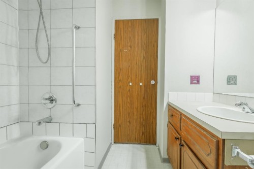 4351 38 Street Ne, Calgary, AB - Indoor Photo Showing Bathroom
