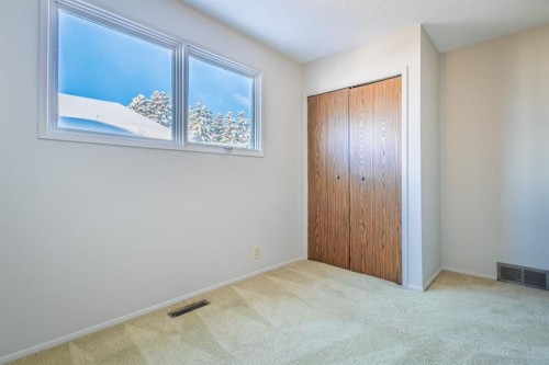 4351 38 Street Ne, Calgary, AB - Indoor Photo Showing Other Room