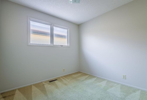 4351 38 Street Ne, Calgary, AB - Indoor Photo Showing Other Room