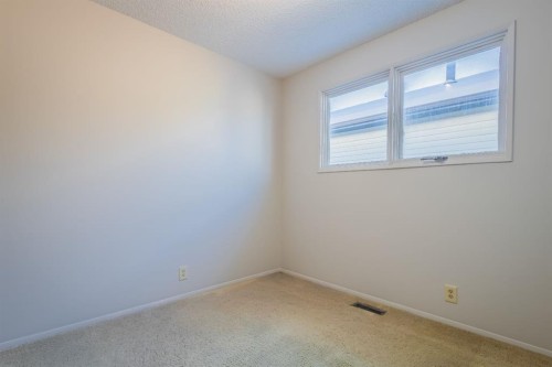 4351 38 Street Ne, Calgary, AB - Indoor Photo Showing Other Room
