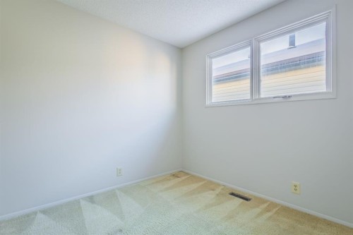 4351 38 Street Ne, Calgary, AB - Indoor Photo Showing Other Room