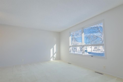 4351 38 Street Ne, Calgary, AB - Indoor Photo Showing Other Room