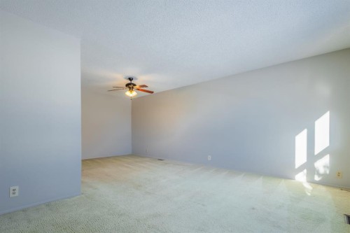 4351 38 Street Ne, Calgary, AB - Indoor Photo Showing Other Room