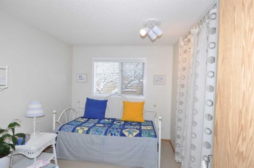 16 Edenwold Green Nw, Calgary, AB - Indoor Photo Showing Bedroom